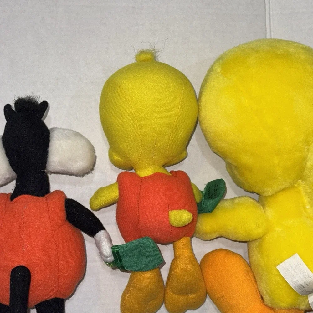 Lot Of 1990's (4)Vintage Tweety Bird & (1)Sylvester Cat Stuffed Animal Lot